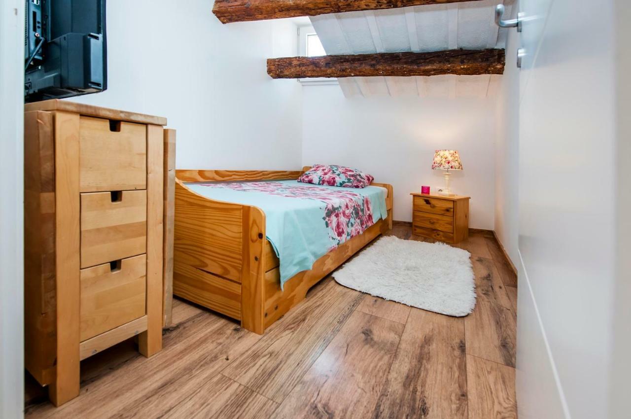 Apartment Casa Alek Ровінь Екстер'єр фото