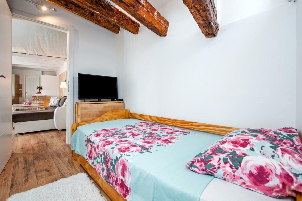 Apartment Casa Alek Ровінь Екстер'єр фото